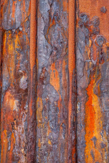 Rost 04 Rostige Metallplatten mit unterschiedlichen Brauntönen und strukturierten Oberflächen.