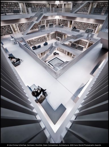 Ute-Christa Sherhag - Bibliothek Moderne Bibliothek mit mehreren Ebenen und offenen Lesebereichen.