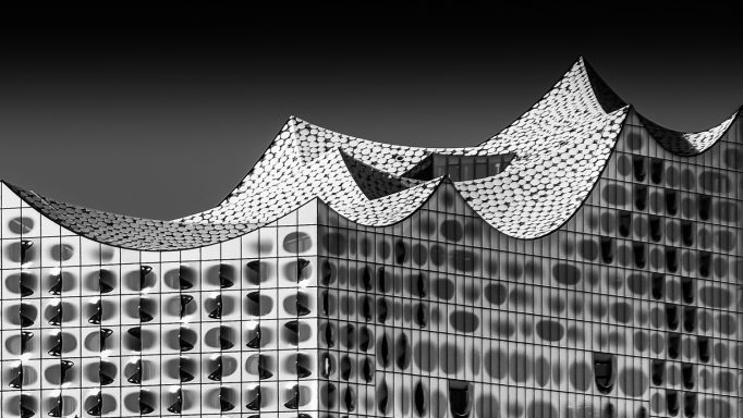 Philharmonie - Honorable Mention - Helmut Oberritter Abstrakte Architektur mit wellenförmigen Strukturen in Schwarz-Weiß.