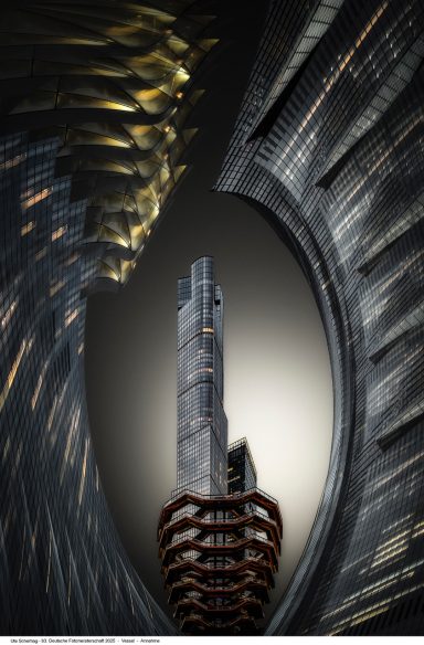 Ute Scherhag - Annahme Futuristische Architektur mit einem hohen Wolkenkratzer in einem geschwungenen Rahmen.