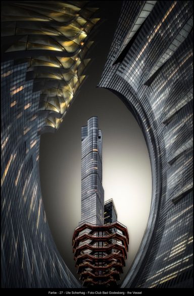 Ute Scherhag - Farbe 27 Moderne Architektur mit futuristischen Formen und einem hohen Turm im Zentrum.
