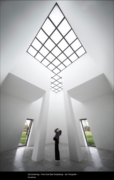 LaFo 2025 - Annahme - Ute Scherhag Minimalistische Innenarchitektur mit vertikalen Säulen und einem diagonalen Lichtdesign.