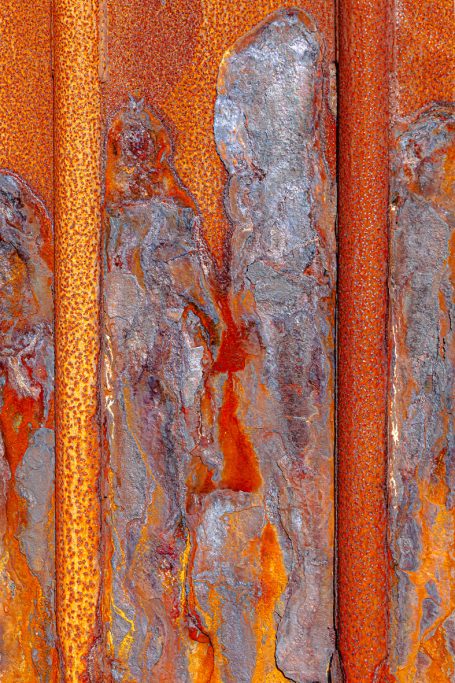 Rost 06 Rostige Metalloberfläche mit strukturierten, oxidierten Bereichen in verschiedenen Farbtönen.