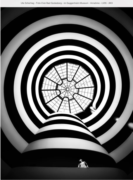 Ute Scherhag - Annahme Schwarz-weißes spiralförmiges Muster mit einem zentralen Fenster und einer Figur am Boden.