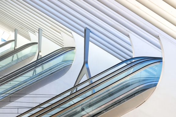 Rolltreppe - Annahme - Helmut Oberritter Moderne Architektur mit geschwungenen Linien und transparenten Elementen.