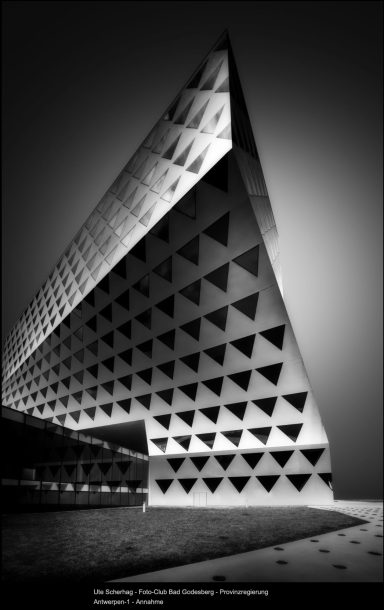LaFo 2025 - Annahme - Ute Scherhag Moderne Architektur mit dreieckigen Mustern in Schwarz-Weiß.